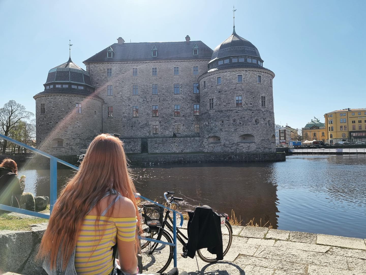 Ryggtavlan av person vid en cykel som tittar mot Örebro slott