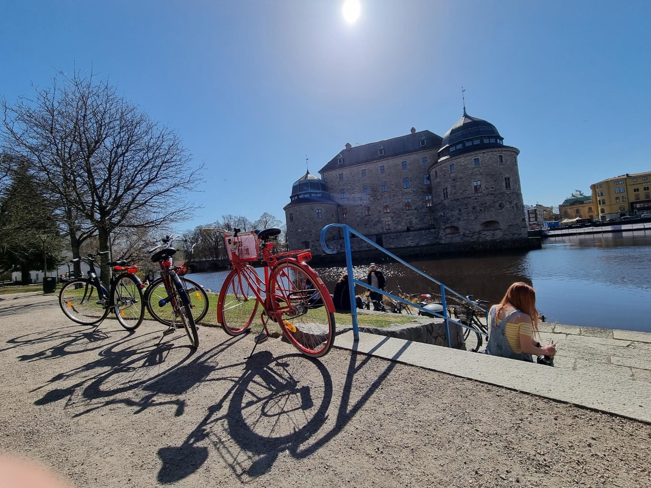 Örebro slott med cyklar i förgrunden