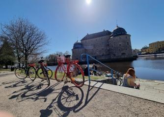 Örebro slott med cyklar i förgrunden