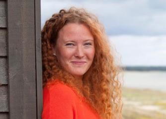 Kvinna i rött vågigt hår