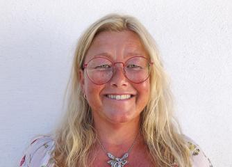 Glad kvinna med lång blont hår