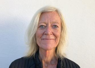 leende kvinna med blont axellångt hår