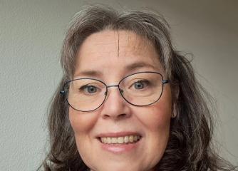 Leende kvinna med grönblå tröja