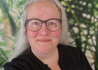 Blond kvinna med glasögon