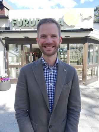 Leende man i grå kavaj