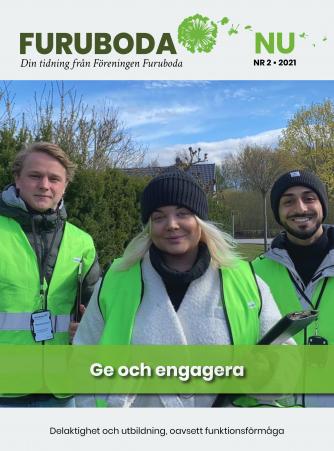 Framsidan av tidningen Furuboda.Nu nr 2 2021 med en bild på tre leende personer med reflexvästar