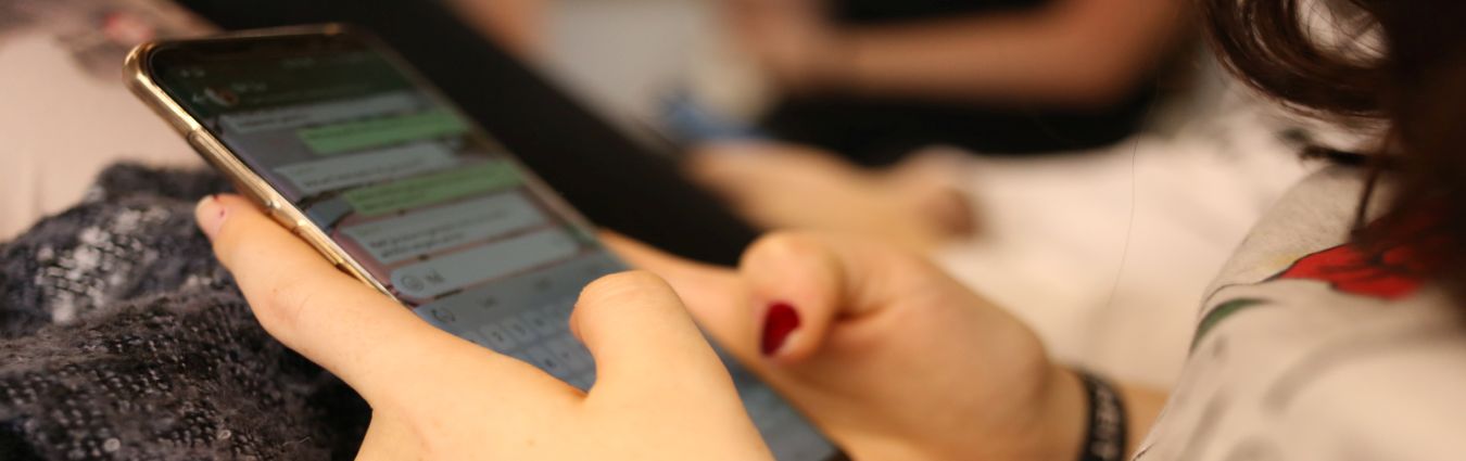 En person skriver på mobiltelefon