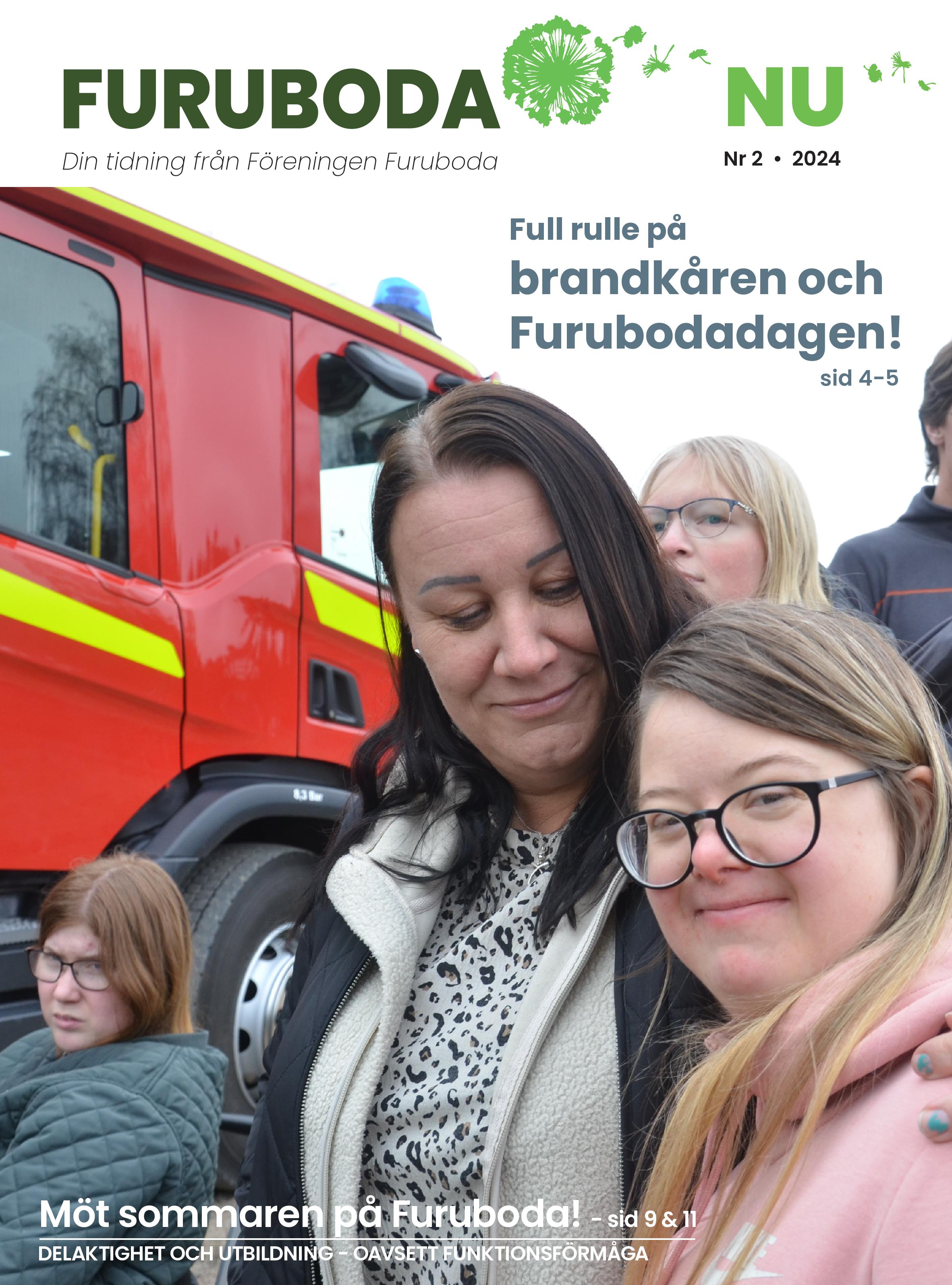På bild syns deltagare som ställer frågor till brandkåren som besökte Allmän kurs Omvärld i Yngsjö