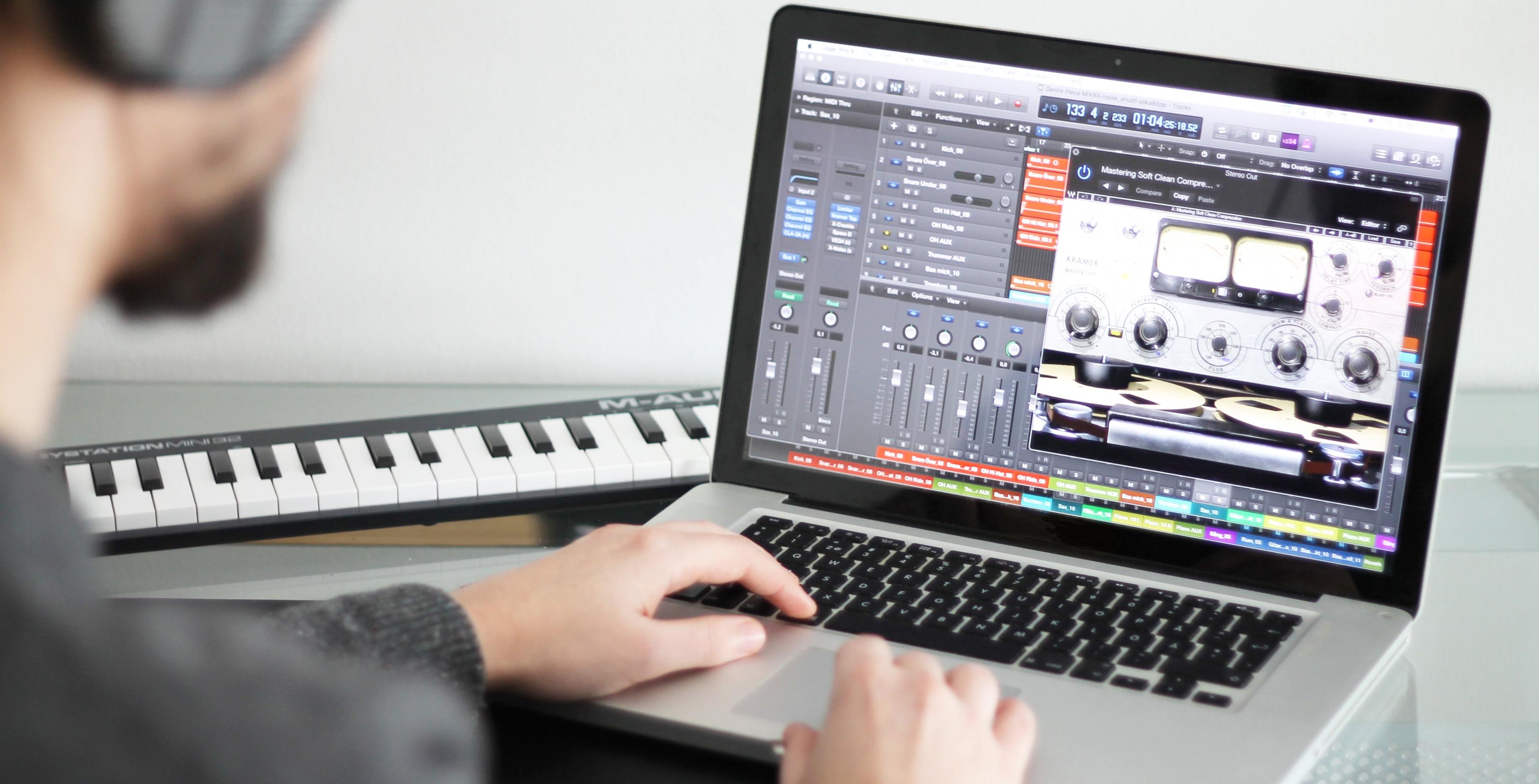 Person sitter vid en dators mixerbord