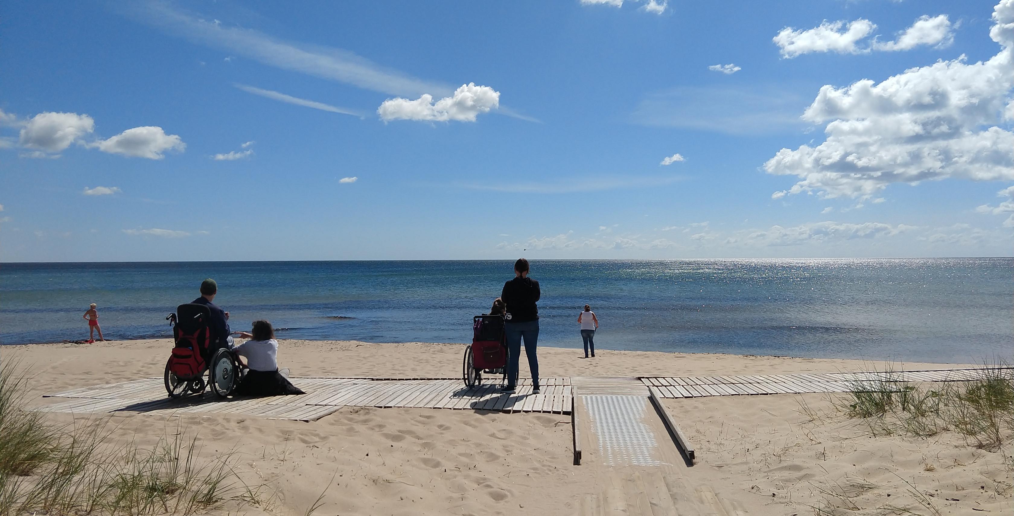 Några personer på en strand