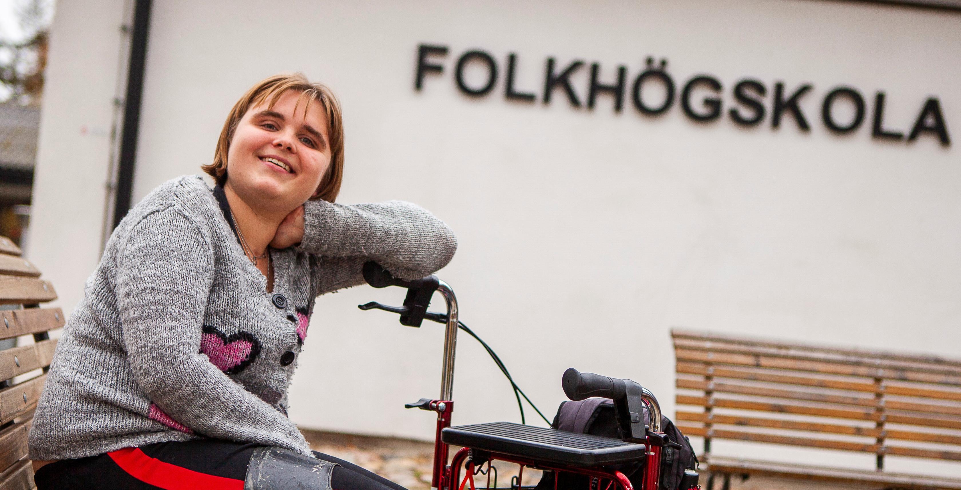 Tjej sitter på en permobil
