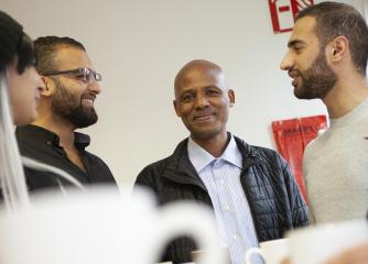 En grupp människor står och pratar