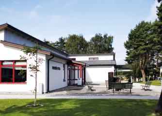 En vit skolbyggnad