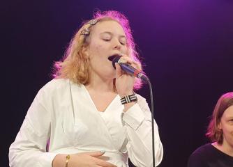 Kvinna som sjunger