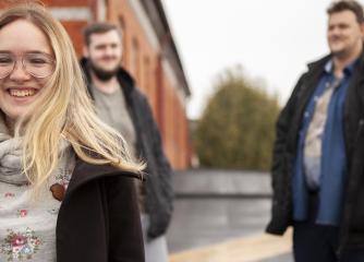 Kvinna ler mot kameran