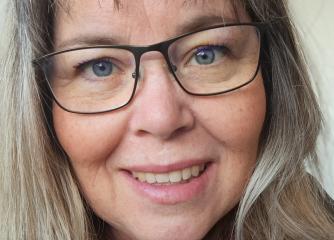 Leende kvinna med glasögon
