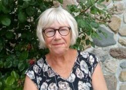 Kvinna i mönstrad blus och glasögon